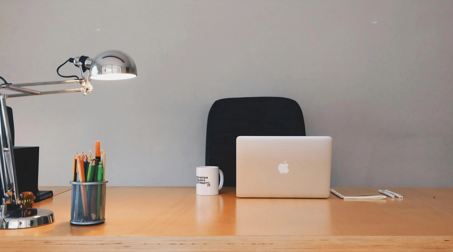 Katrin Schäfer-Wirtz – Bildung und Förderung – Schreibtisch